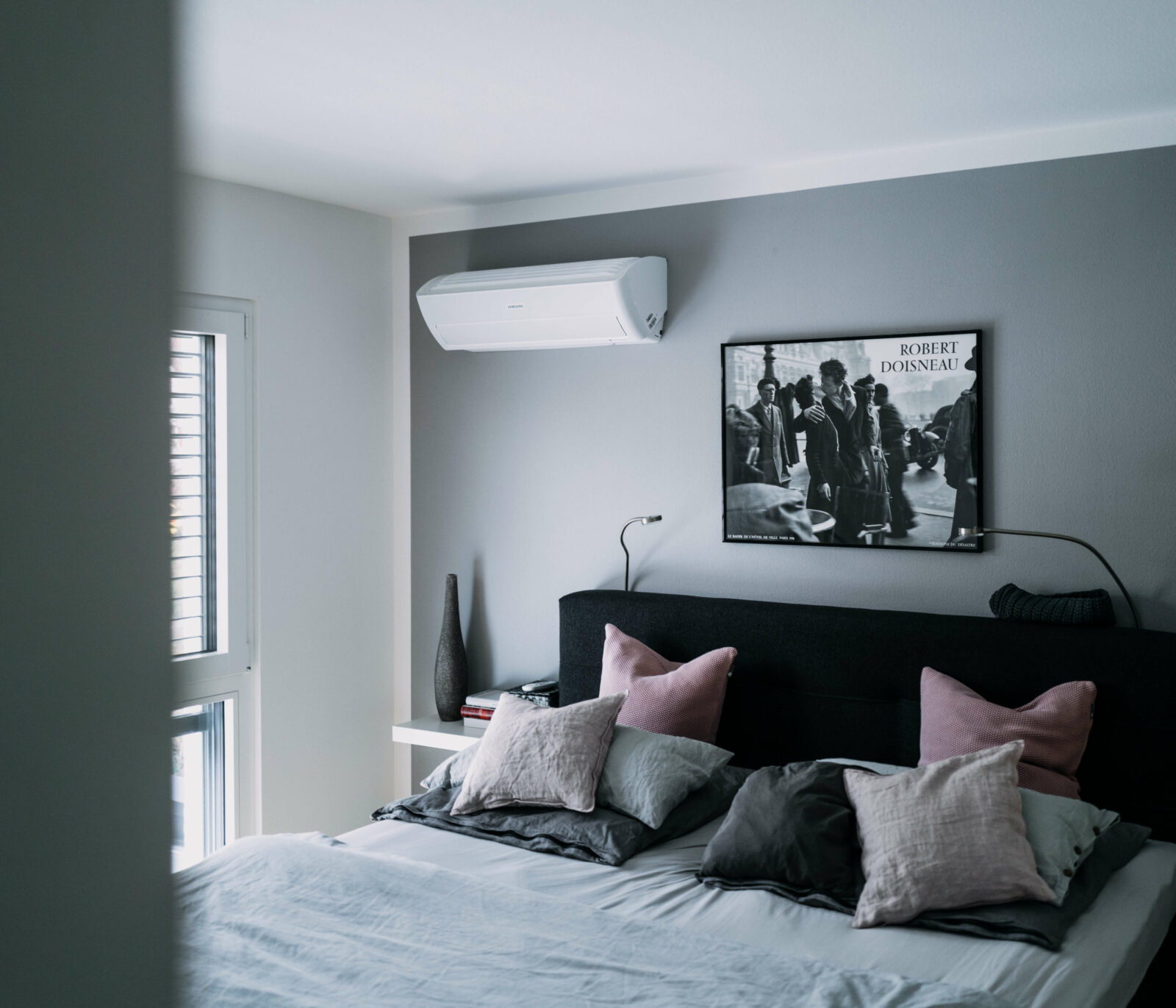 Schlafzimmer mit dem Blick die Windfree Technologie